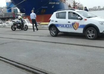Makina me pajisje të dyshuara si përgjues, 2 zyrtarët e Guardia Di Finanza dhe një tjetër mbërritën mbrëmë me traget në Durrës dhe…