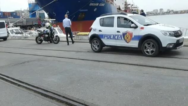 Makina me pajisje të dyshuara si përgjues, 2 zyrtarët e Guardia Di Finanza dhe një tjetër mbërritën mbrëmë me traget në Durrës dhe…