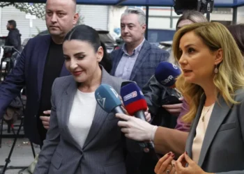 Kushtetuesja riktheu në detyrë Ballukun, Tabaku: Shqipëria nuk mund të ketë një zv.kryeministre të pandehur
