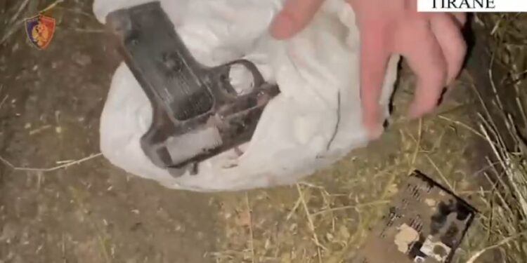 Lëviznin me armë në automjet, arrestohen dy të rinjtë në Tiranë