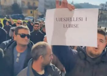 Qytetarët e Vlorës prej 5 ditësh pa ujë, kërkojnë shpalljen e gjendjes së jashtëzakonshme