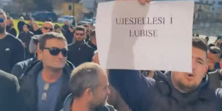 Qytetarët e Vlorës prej 5 ditësh pa ujë, kërkojnë shpalljen e gjendjes së jashtëzakonshme