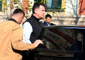 Kërkoi heqjen e masës për vendosjen në kafaz dhe vënien në dispozicion të dosjes! Veliaj largoi avokatin Artan Gjermeni nga mbrojtja, shtyhet seanca