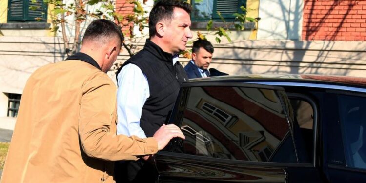 Kërkoi heqjen e masës për vendosjen në kafaz dhe vënien në dispozicion të dosjes! Veliaj largoi avokatin Artan Gjermeni nga mbrojtja, shtyhet seanca