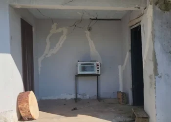 Tërmeti dhe shirat i dëmtuan banesën/ Familja në Gjirokastër në mëshirë të fatit, asnjë ndihmë nga shteti