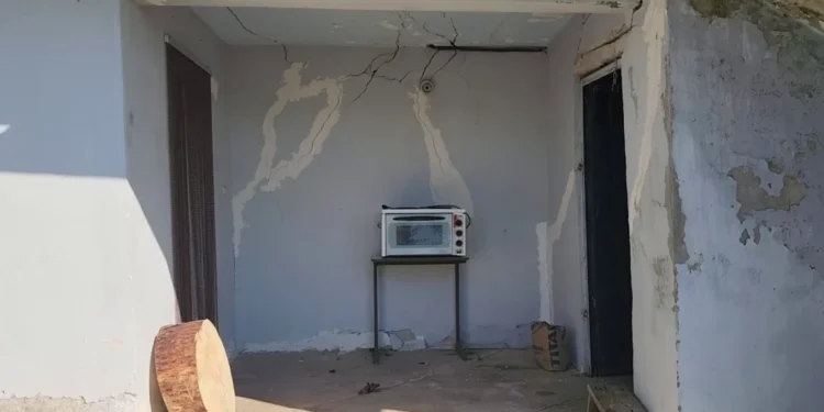 Tërmeti dhe shirat i dëmtuan banesën/ Familja në Gjirokastër në mëshirë të fatit, asnjë ndihmë nga shteti