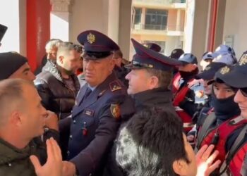 Prej 5 ditësh pa ujë, qytetarët e Vlorës protestojnë para bashkisë: O qeveritarë të poshtër!