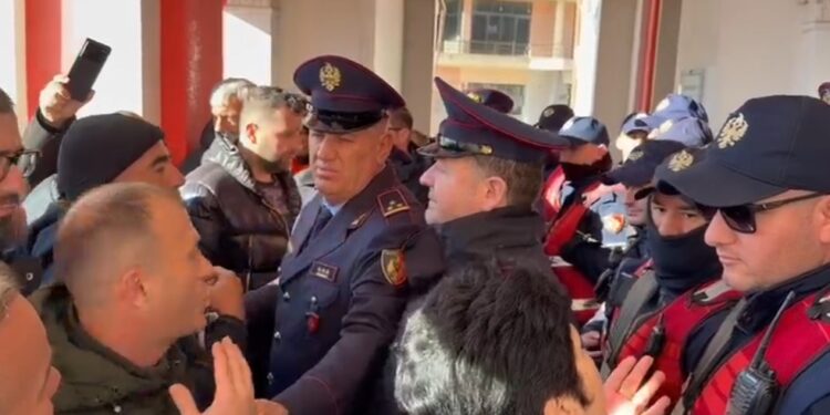 Prej 5 ditësh pa ujë, qytetarët e Vlorës protestojnë para bashkisë: O qeveritarë të poshtër!