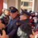 Prej 5 ditësh pa ujë, qytetarët e Vlorës protestojnë para bashkisë: O qeveritarë të poshtër!
