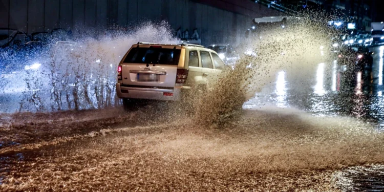 Shtëpi të përmbytura e njerëz të bllokuar në disa zona, mbyllet autostrada Athinë-Korint