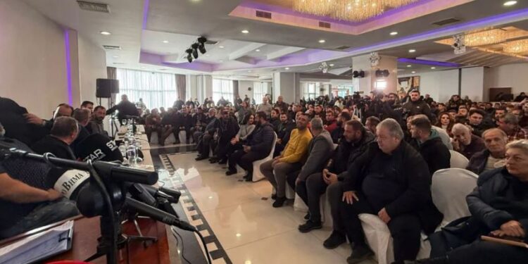 Fermerët dhe blegtorët grekë paralajmërojnë përshkallëzim protestash, refuzojnë dialogun me qeverinë
