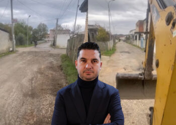 Banorët e Kavajës denoncojnë rrugën e shkatërruar te ish-fabrika e letrës