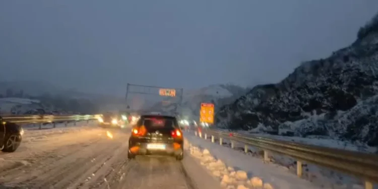 Zbardhet rruga e Arbrit, bllokohet qarkullimi i automjeteve
