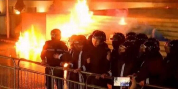 Protesta e PD-së/ “The Mirror”: Kriza politike thellohet pas akuzave për korrupsion ndaj zv.kryeministres