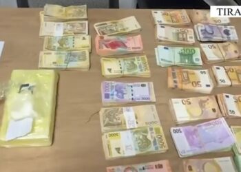 EMRAT/ U kapën me mbi 1 kg kokainë! Arrestohen 3 persona në Tiranë, u gjenden mbi 120 mijë euro, miliona lekë dhe paundë
