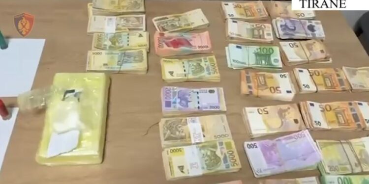 EMRAT/ U kapën me mbi 1 kg kokainë! Arrestohen 3 persona në Tiranë, u gjenden mbi 120 mijë euro, miliona lekë dhe paundë