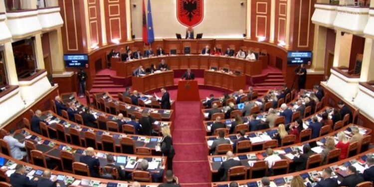 “Kriza e besimit në politikë: pushtet i konsumuar dhe opozitë pa vizion”