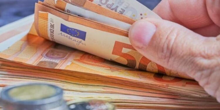 Kursi i Euros pëson sërish rënie, prek minimum të ri historik
