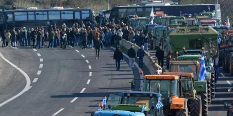 Fermerët grekë nuk i ndalin protestat, bllokohet sërish aksi Kakavijë-Janinë