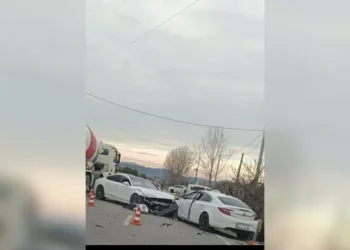 Përplasen dy automjete në unazën e Cërrikut, dy të plagosur