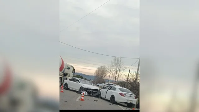 Përplasen dy automjete në unazën e Cërrikut, dy të plagosur