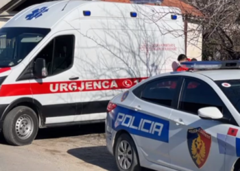 Babai plagos me thikë vajzën në Durrës