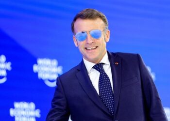 U shfaq me syze dielli, Trump tallet me Macron: Çfarë dreqin ka ndodhur me të?!