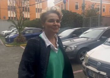 Kryemadhi batuta me gazetarët në GJKKO: Drejtësi me regji, u puthën