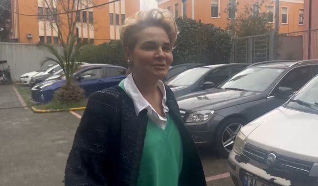 Kryemadhi batuta me gazetarët në GJKKO: Drejtësi me regji, u puthën