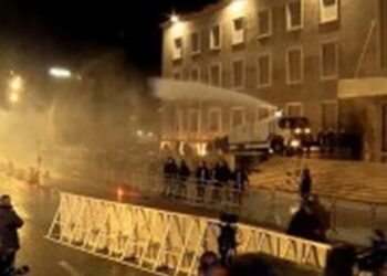 Policia hedh gaz lotësjellës dhe ujë në drejtim të protestuesve