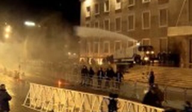 Policia hedh gaz lotësjellës dhe ujë në drejtim të protestuesve