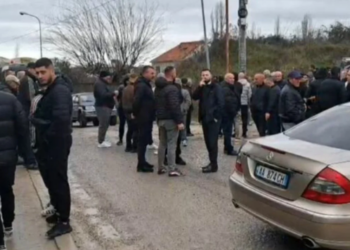 Banorët e fshatrave të Fushë-Krujës në protestë për rrugën e amortizuar: Rrezikohet jeta e fëmijëve