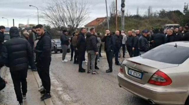 Banorët e fshatrave të Fushë-Krujës në protestë për rrugën e amortizuar: Rrezikohet jeta e fëmijëve