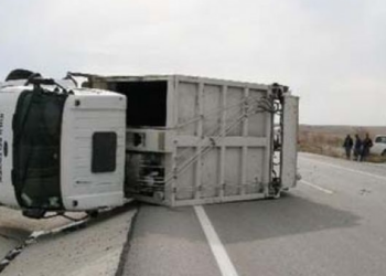 Përmbyset kamioni në autostradën Durrës–Tiranë