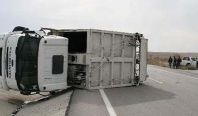 Përmbyset kamioni në autostradën Durrës–Tiranë