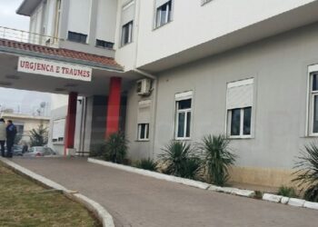 Tentoi të shuante sherrin babë–bijë, i plagosuri dërgohet në gjendje të rëndë drejt Traumës