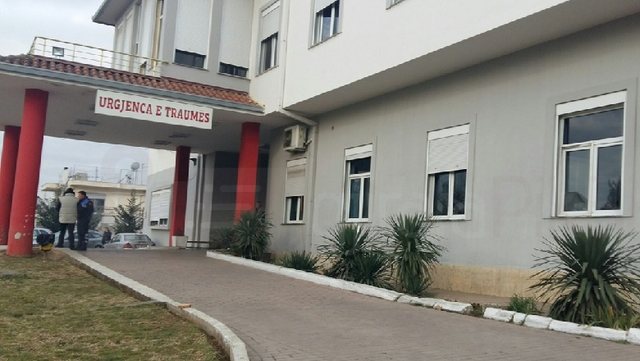 Tentoi të shuante sherrin babë–bijë, i plagosuri dërgohet në gjendje të rëndë drejt Traumës