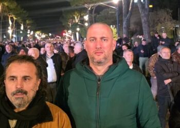 Florjan Binaj i bashkohet protestës së opozitës para Kryeministrisë