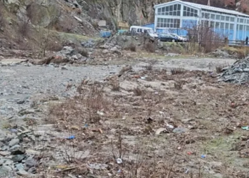 Kukës/ Rrëshqitja e dherave “paralizon” qarkullimin dhe izolon familjet në fshatin Cernaleva