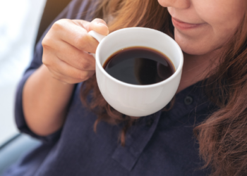 E dini se cili është orari i duhur për të pirë kafe?