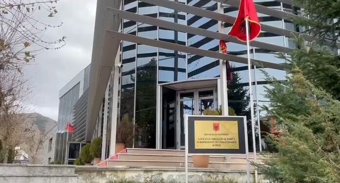 Abuzoi me 12-vjeçaren dhe e la shtatzënë, Gjykata e Korçës lë në burg të moshuarin