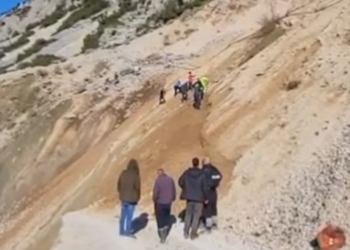 4 ditë në izolim/ Autoritetet lënë në mëshirë të fatit fshatin Bashaj, banorët ‘çajnë’ vetë rrugën