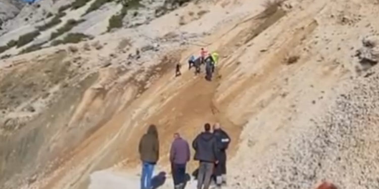 4 ditë në izolim/ Autoritetet lënë në mëshirë të fatit fshatin Bashaj, banorët ‘çajnë’ vetë rrugën