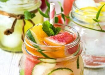 Receta detox pas festave, çfarë të pini për të eliminuar fryrjen e stomakut