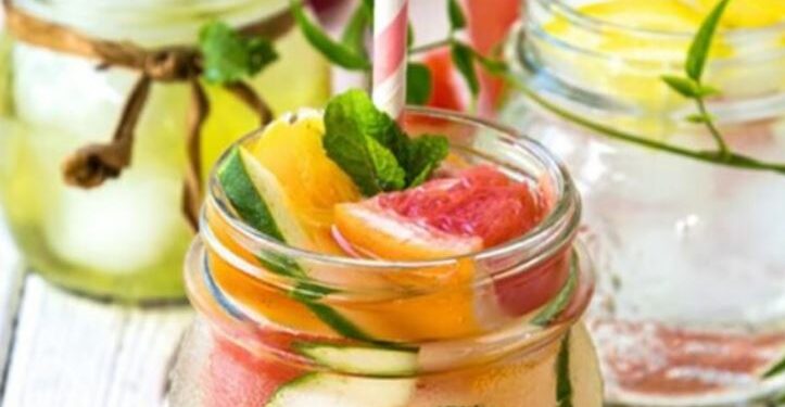 Receta detox pas festave, çfarë të pini për të eliminuar fryrjen e stomakut