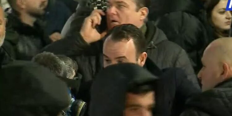 VIDEO/ Protestuesi ndjek me çadër policin