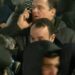 VIDEO/ Protestuesi ndjek me çadër policin