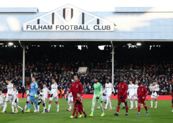 Ndeshja e Premier League fillon me vonesë, motivi