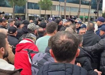 U arrestuan pak ditë më parë në protestën e Lapajt, gjykata liron katër anëtarët e “Shqipëria Bëhet”, u cakton “Detyrim Paraqitje”