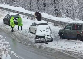 Borëpastruesja përplas 3 makina në Rrugën e Arbrit, një person përfundon në spital